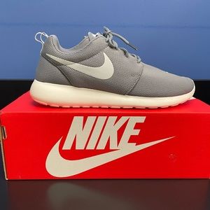 Women’s Nike ROSHE ONE  Sz 9.5